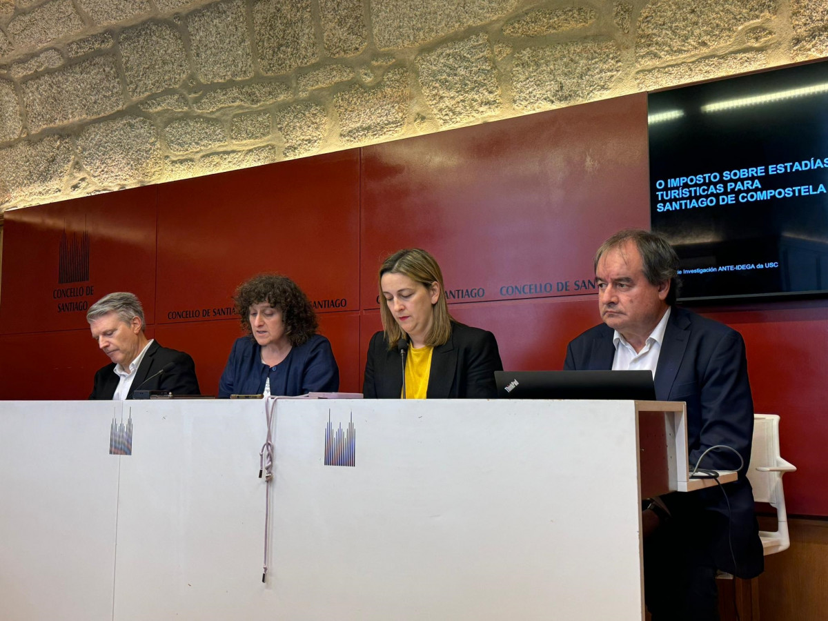 La alcaldesa de Santiago, Goretti Sanmartín, con la concejala de Turismo, Miriam Louzao, y los catedráticos Rubén Lois y César García en la presentación de la propuesta para crear una tasa turí