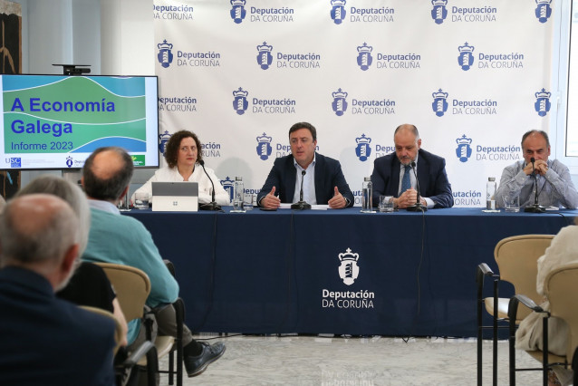 Los profesores de la USC Dolores Riveiro y Melchor Fernández; el presidente de la Diputación de A Coruña, Valentín González Formoso; y el director general de la Caixa Rural Galega, Jesús Méndez Álvarez-Cedrón.