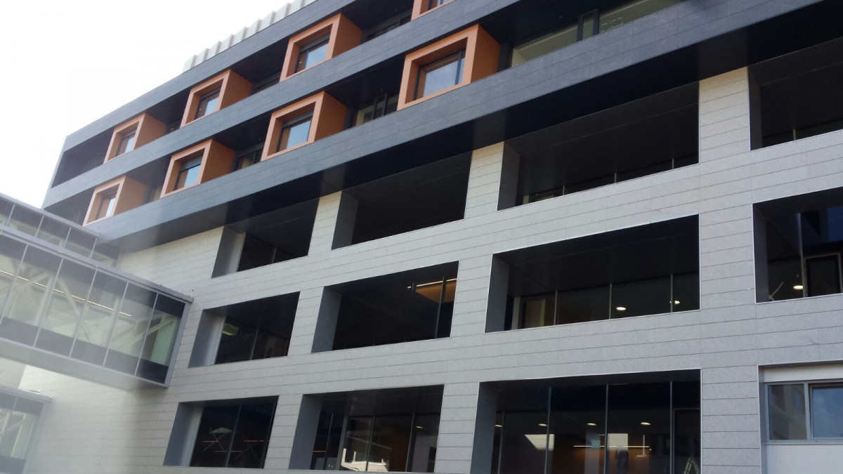 Fachada realizada en granito