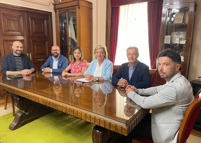 La alcaldesa de Lugo, Paula Alvarellos; el consejero delegado de Torsa Capital, Jesús Torres; y los dos socios fundadores de Himikode, Noemí Rodríguez y Raúl Bayón; durante el anuncio de la entrada del fondo Lugo Transforma en la startup lucense.