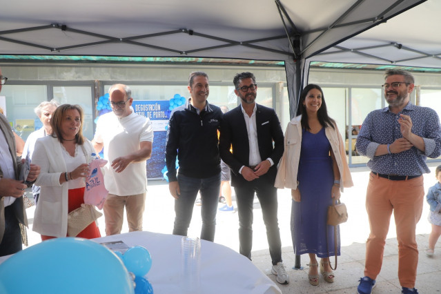 El conselleiro do Mar, Alfonso Villares, en la degustación azul de Portosín.