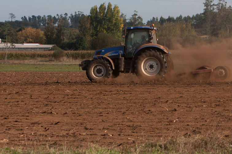 Accidente mortal en Pontedeva: muere el conductor de un tractor al volcar mientras desbrozaba