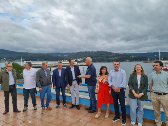 El conselleiro do Mar, Alfonso Villares, visita el puerto de Celeiro, en Viveiro (Lugo).