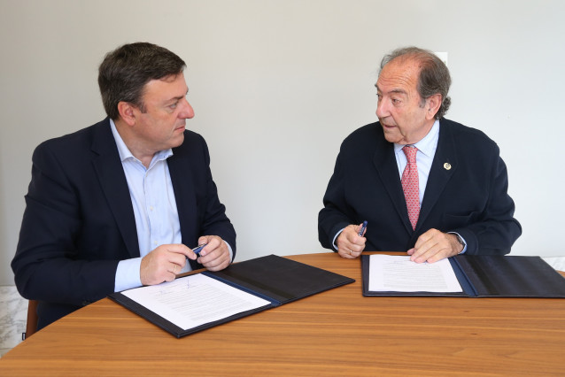 El presidente de la Diputación de A Coruña, Valentín González Formoso, y el responsable del Banco de Alimentos Rías Altas, Manuel María Mora, firman un convenio de colaboración.