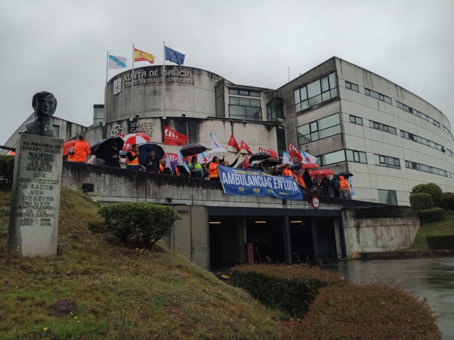Organizaciones sindicales se concentran ante la Consellería de Sanidade para exigir la licitación de contratos del transporte sanitario no urgente