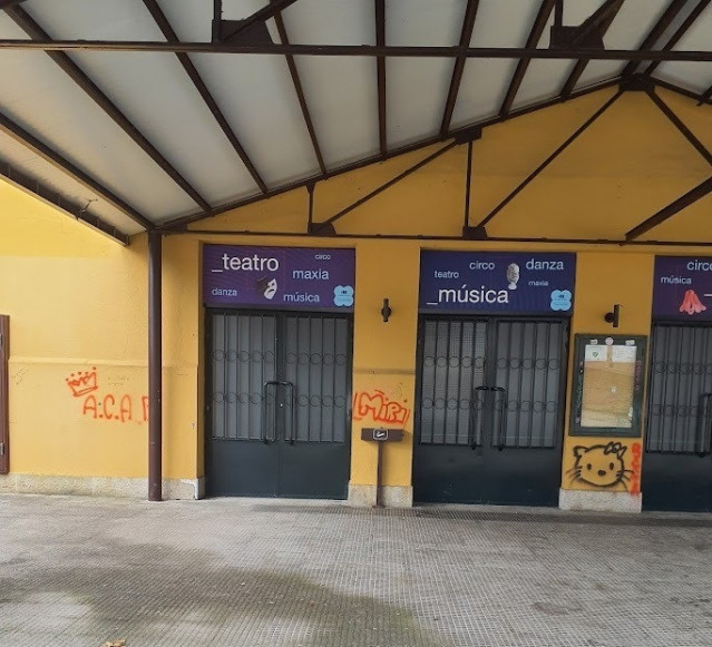Pintada en la fachada del auditorio municipal del parque de A Milagrosa (Lugo), realizadas supuestamente por una menor, que fue identificada por la Policía Local.