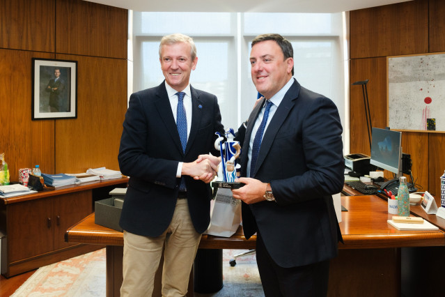 El titular del Ejecutivo gallego, Alfonso Rueda, y el presidente de la Diputación de A Coruña, Valentín González Formoso, tras un encuentro