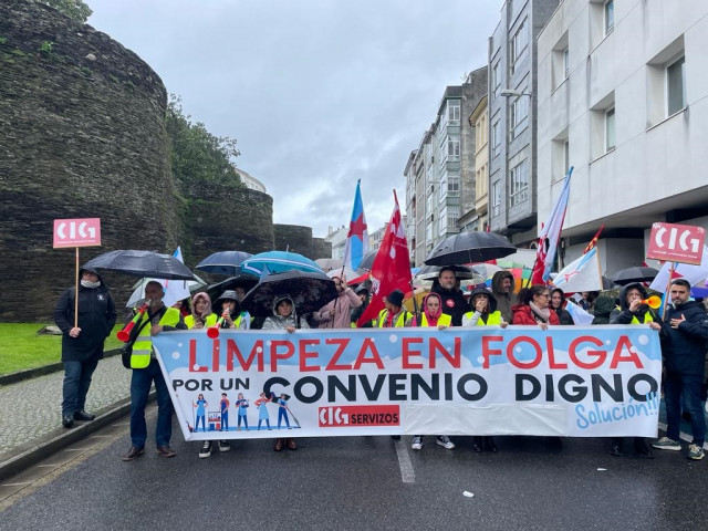 Archivo - Un centenar de trabajadoras del sector de la limpieza de edificios y locales de la provincia de Lugo se manifiestan frente al edificio sindical tras 24 días de huelga indefinida, en Lugo, a 8 de noviembre de 2023.