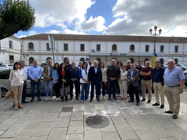 Miembros del PP de Lugo frente a la estación de tren.