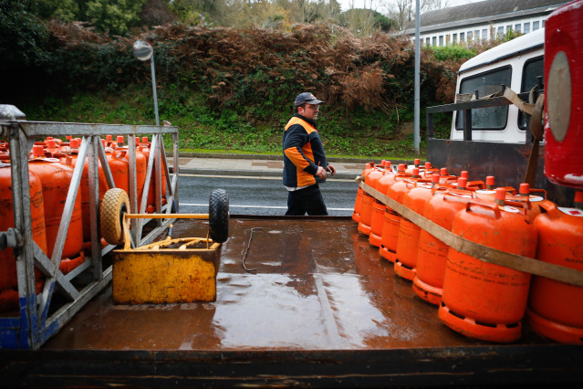 Archivo - Un repartidor de bombonas de butano revisa las bombonas, a 21 de noviembre de 2023, en Lugo, Galicia (España).  El precio máximo de venta al público de la bombona de butano ha subido un 5% alcanzando los 15,14 euros tras seis bimestres consecuti
