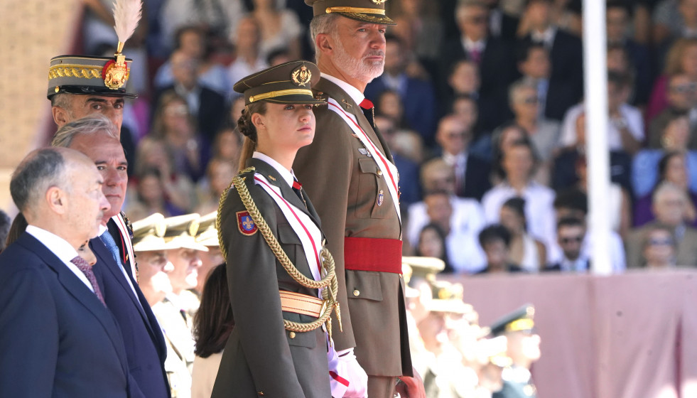 El Rey Felipe VI y la Princesa Leonor durante la entrega de los Reales Despachos de empleo y nombramientos a los nuevos oficiales del Ejército de Tierra y de la Guardia Civil, en la Academia General 