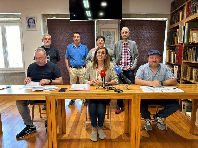 Miembros de la Iniciativa Galega pola Memoria antes de comenzar la rueda de prensa.