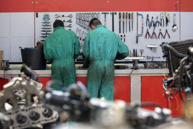 Archivo - Taller, mecánico, estudiantes de FP, ciclos.