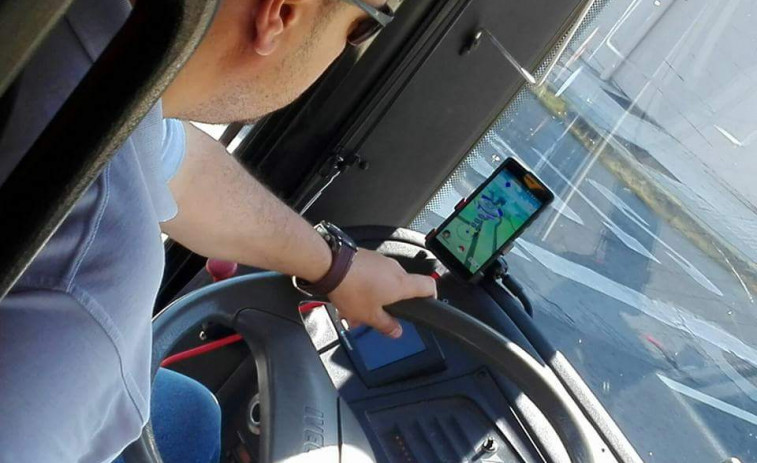 ​Investigan a un condutor de bus por xogar ao Pokemon Go durante unha ruta