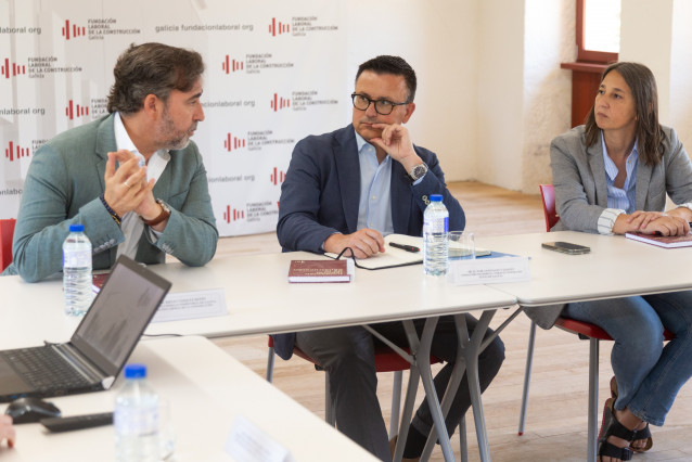 El conselleiro de Emprego, Comercio e Emigración, José González, visita la Fundación Laboral da Construción.
