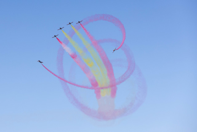 Archivo - La 'Patrulla Águila' realiza unas maniobras durante los actos previstos con motivo del Día de las Fuerzas Armadas 2024, en la playa de San Lorenzo, a 24 de mayo de 2024, en Gijón.
