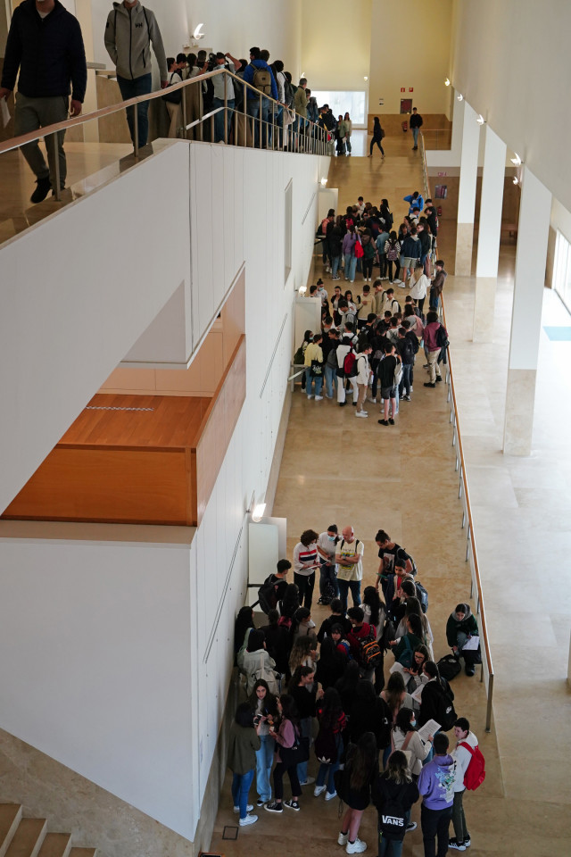 Archivo - Estudiantes esperan antes de comenzar las pruebas de acceso a la universidad 2022, a 7 de junio de 2022, en Santiago de Compostela, A Coruña, Galicia (España). Hoy ha arrancado en Galicia la Evaluación de Bachillerato para Acceso a la Universida
