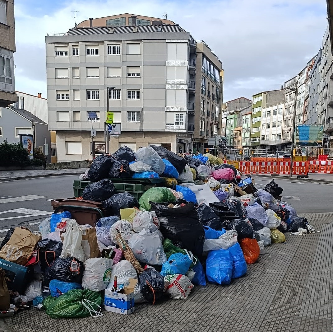 Basura acumulada en un contenedor en Carballo.
