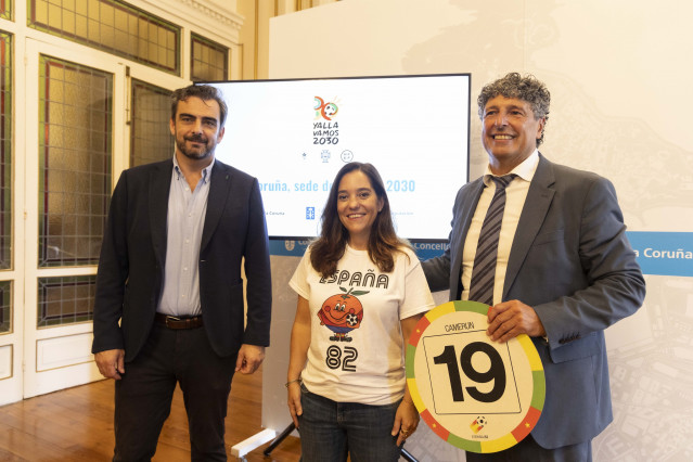 El conselleiro de Presidencia, Xustiza e Deportes, Diego Calvo, y la alcaldesa de A Coruña, Inés Rey, en la presentación del proyecto de Riazor como sede del Mundial 2030.