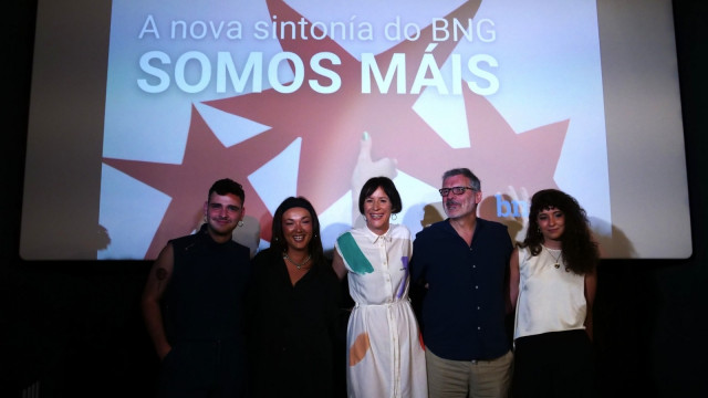 Mondra, Nadie González, Ana Pontón, Xosé Lois Romero y Lara Caeiro en la presentación de 'Somos máis'