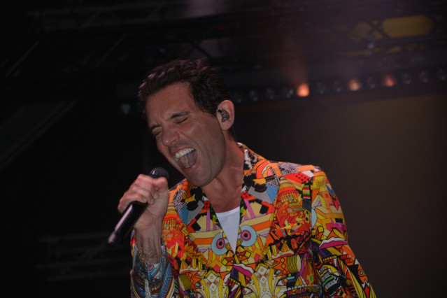 El cantante Mika durante su actuación en el Atlantic Fest, en Vilagarcía de Arousa, a 21 de julio de 2024