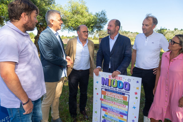 El secretaro  xeral da Lingua, Valentín García, y el director de Turismo de Galicia, Xosé Merelles, en la presentación del festival Revenidas Miúdo