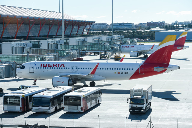 Archivo - Aviones de Iberia esperan en pista en la Terminal 4 del Aeropuerto Madrid-Barajas Adolfo Suárez, a 28 de enero de 2023, en Madrid.