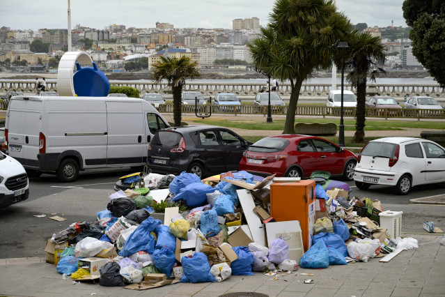 Basura amontonada junto a los contenedores durante la huelga de basuras en A Coruña