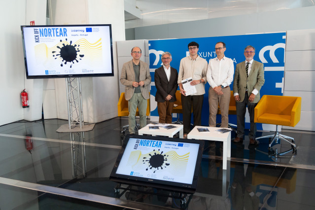 Vicente Vázquez (en el centro de la imagen) recibe el premio Nortear