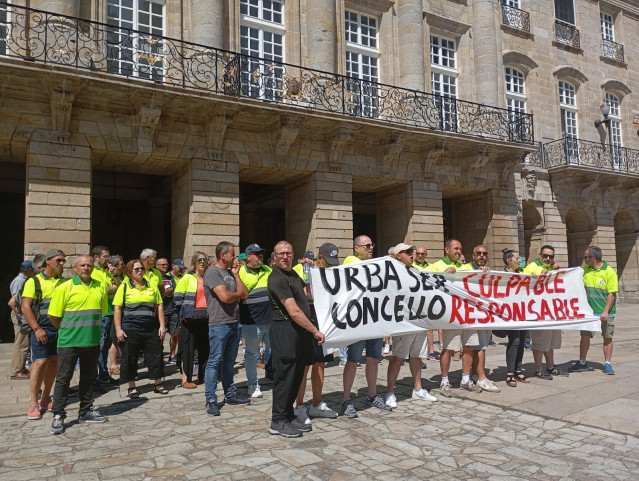 Decenas de trabajadores de la empresa Urbaser, concesionaria del servicio de limpieza y recogida de basura en Santiago, se han manifestado este miércoles en la Praza do Obradoiro para protestar por los 