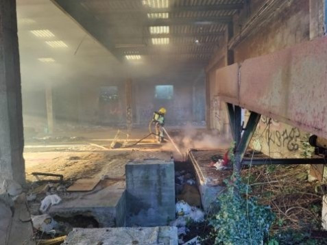 Extinción de un incendio en una nave abandonada en Noia.
