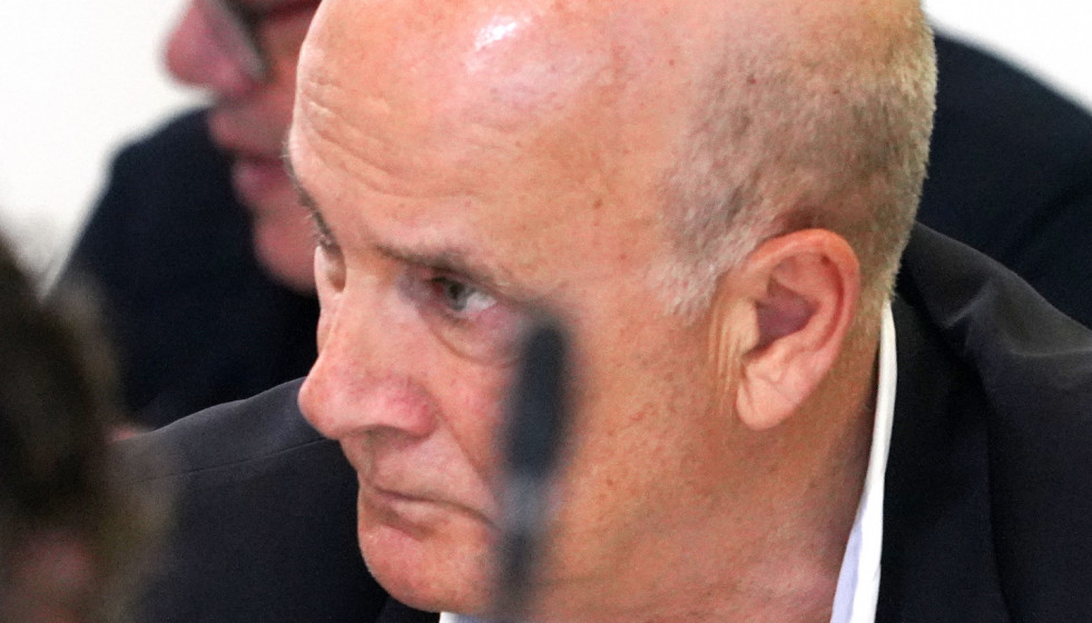 Archivo - El exdirector de Seguridad en la circulación de Adif, Andrés Cortabitarte, y el maquinista del Alvia accidentado en segundo plano, Francisco Garzón, en una jornada del juicio celebrado en