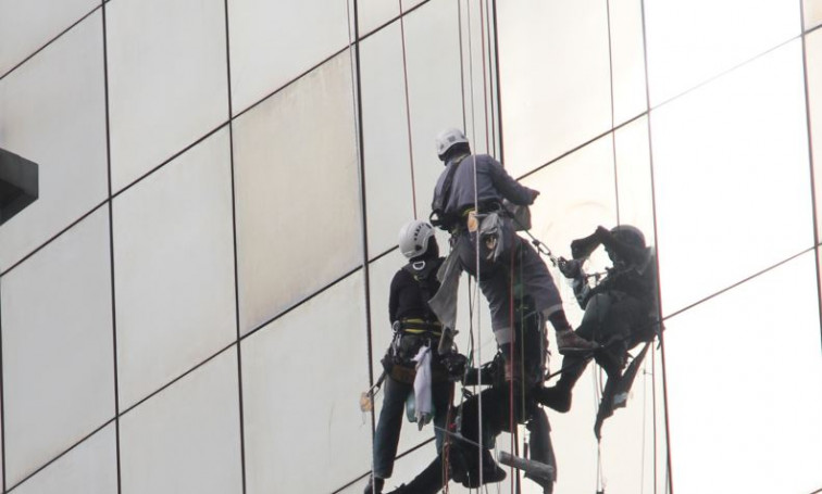 Despedido tras amenazar con cortar la cuerda de un compañero que estaba cantando en A Coruña