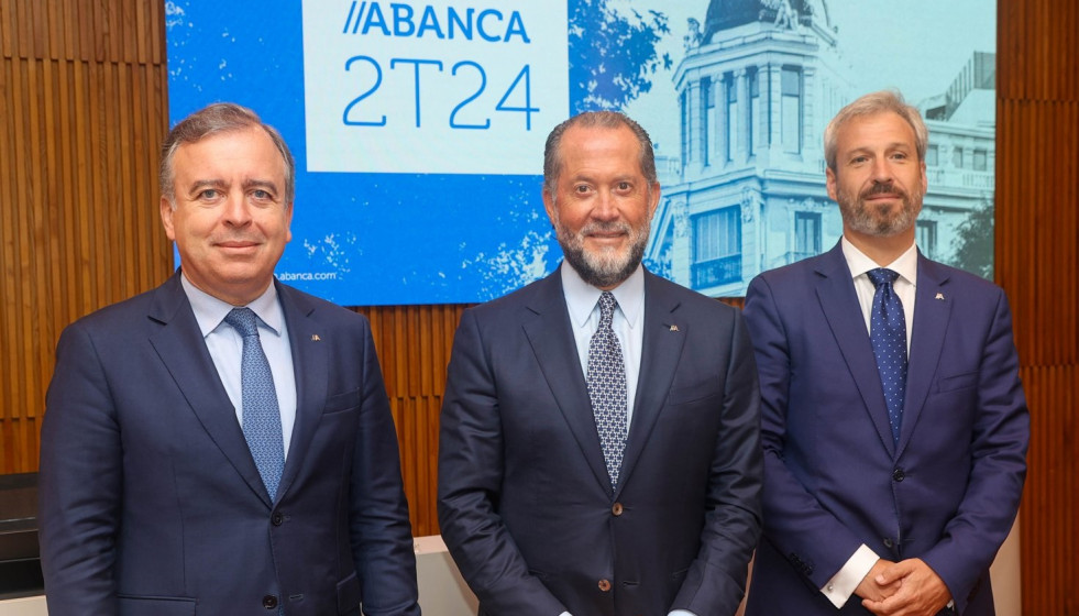 (De izq. A der.) el consejero delegado de Abanca, Francisco Botas;, el presidente de Abanca, Juan Carlos Escotet;  y el director general de Finanzas, Alberto de Francisco