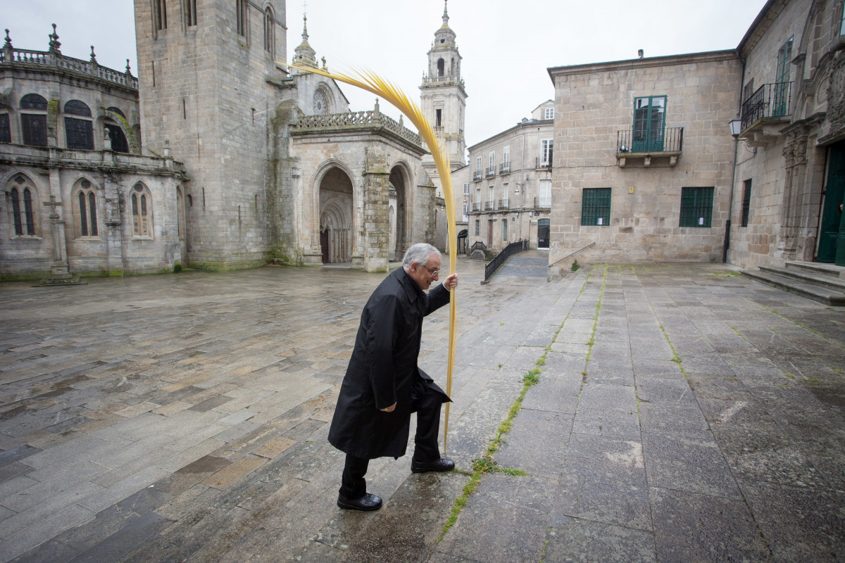 Archivo - El obispo de Lugo, Alfonso Carrasco Rouco, camina con una palma bendecida antes de presidir una misa en la catedral durante el Domingo de Ramos en Lugo tras la suspensión de la Semana Santa