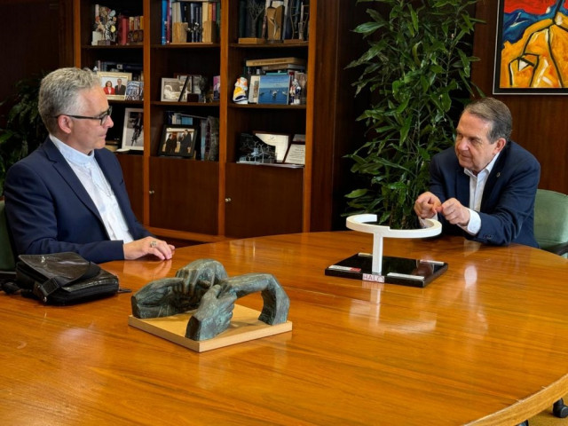 Reunión entre el nuevo obispo y el alcalde.