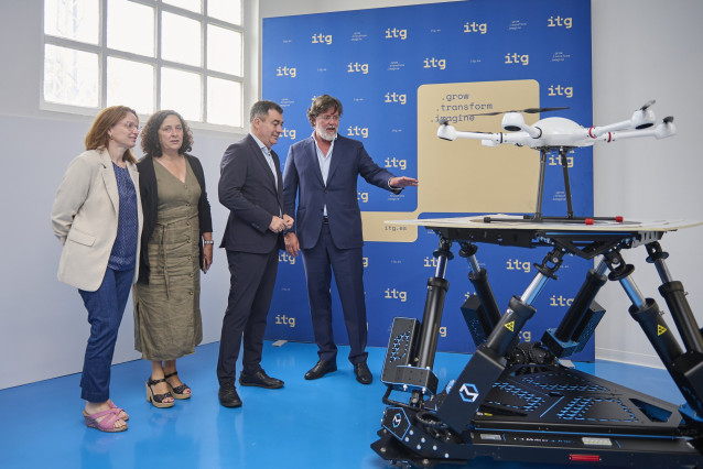 El conselleiro de Educación, Ciencia, Universidades e Formación Profesional, Román Rodríguez, visita los laboratorios del Centro Tecnológico ITG, en la Ciudad de las TIC de A Coruña