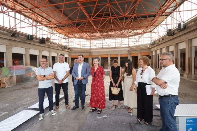 El conselleiro de Educación, Román Rodríguez, visita las obras del CEIP Froebel, en Pontevedra.