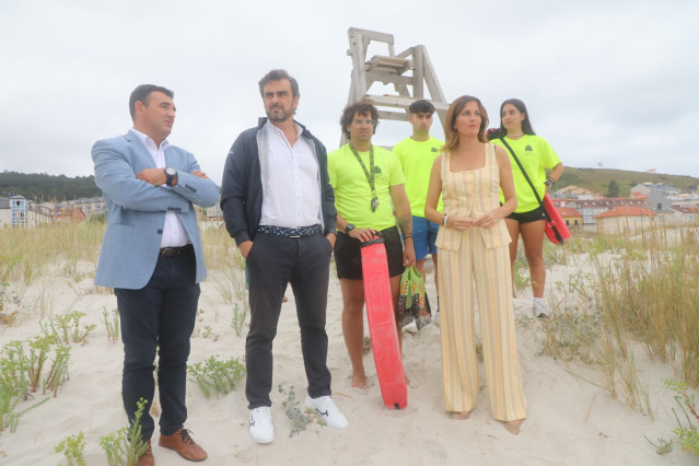 El conselleiro de Presidencia, Xustiza e Deportes, Diego Calvo, visita una playa en Laxe (A Coruña).