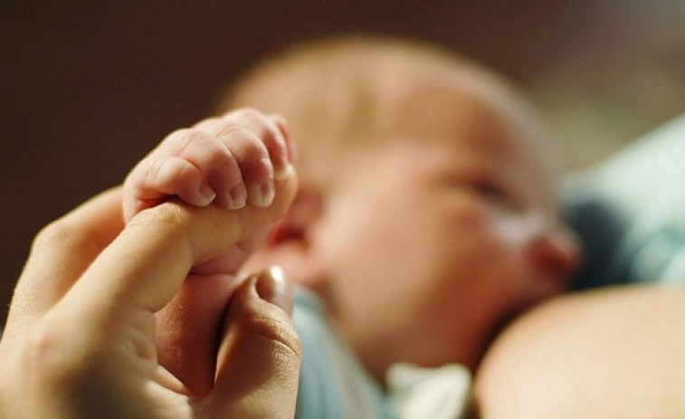 La mitad de los recién nacidos no recibe leche materna en su primera hora de vida