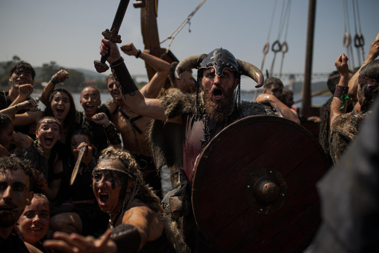 Desembarco vikingo en Catoira junto a las Torres del Oeste