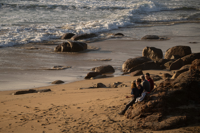 Archivo - Varias personas disfrutan de las altas temperaturas en la playa de A Lanzada, a 25 de enero de 2024, en Sanxenxo, Pontevedra, Galicia.