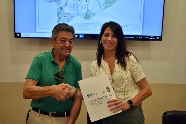La conselleira de Vivenda e Planificación de Infraestruturas, María Martínez Allegue, firma el PXOM con el alcalde de Baltar.