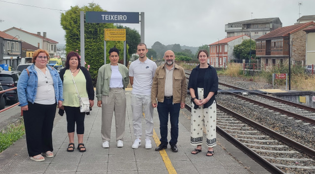 El diputado del BNG en el Congreso, Néstor Rego, en la estación de tren de Teixeiro.