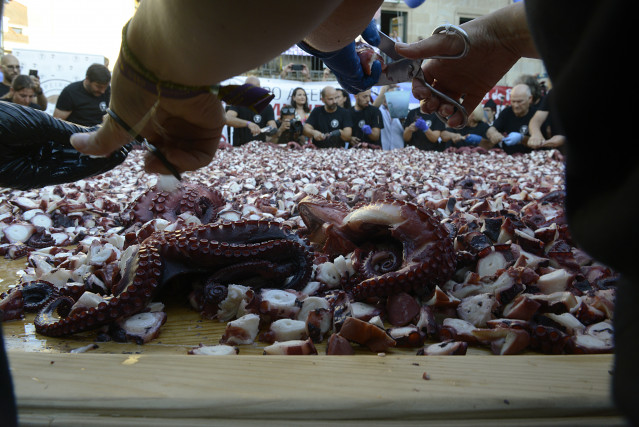 Archivo - Personas trocean pulpo en O Carballiño, a 9 de agosto de 2022, en O Carballiño, Ourense, Galicia.