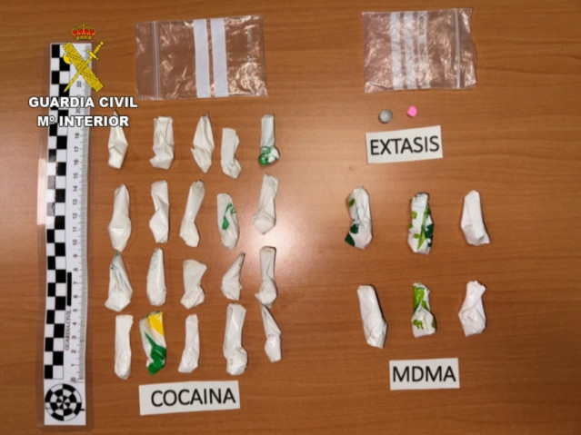La Guardia Civil identifica a dos personas en Bueu por tráfico de drogas.