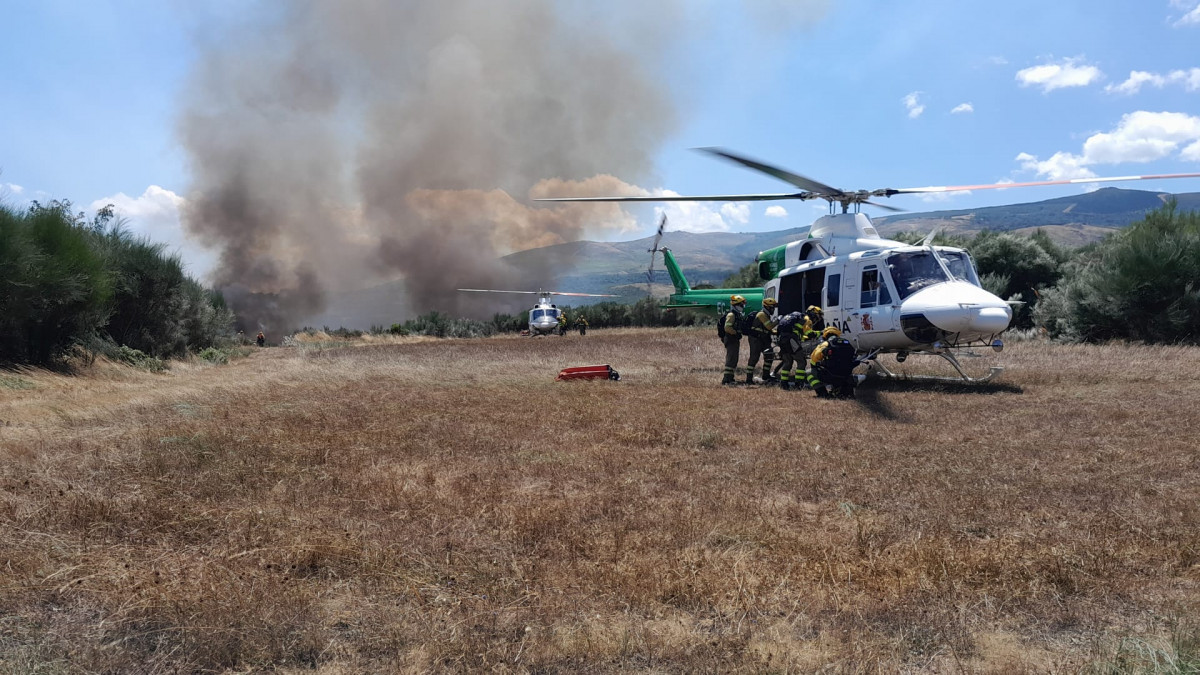 Medios helitransportados combaten el fuego en Grixoa   Ourense