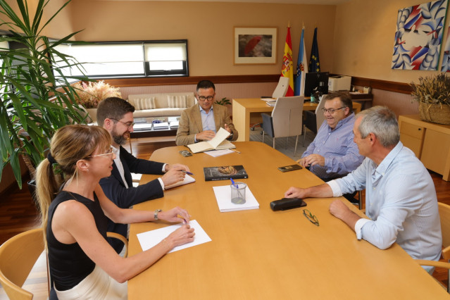 Los representantes de ambas organizaciones durante el encuentro.