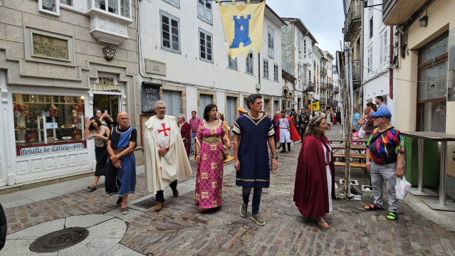 El diputado de Formación, Ensino e Economía do Coñecemento de la Diputación de Lugo, Miguel Fernández, en el Mercado Medieval de Mondoñedo.