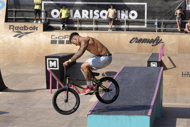 Una persona hace trucos con la bicicleta durante el Festival Urbano de ‘O Marisquiño’, en la playa de Samil, a 10 de agosto de 2024, en Vigo, Pontevedra, Galicia.
